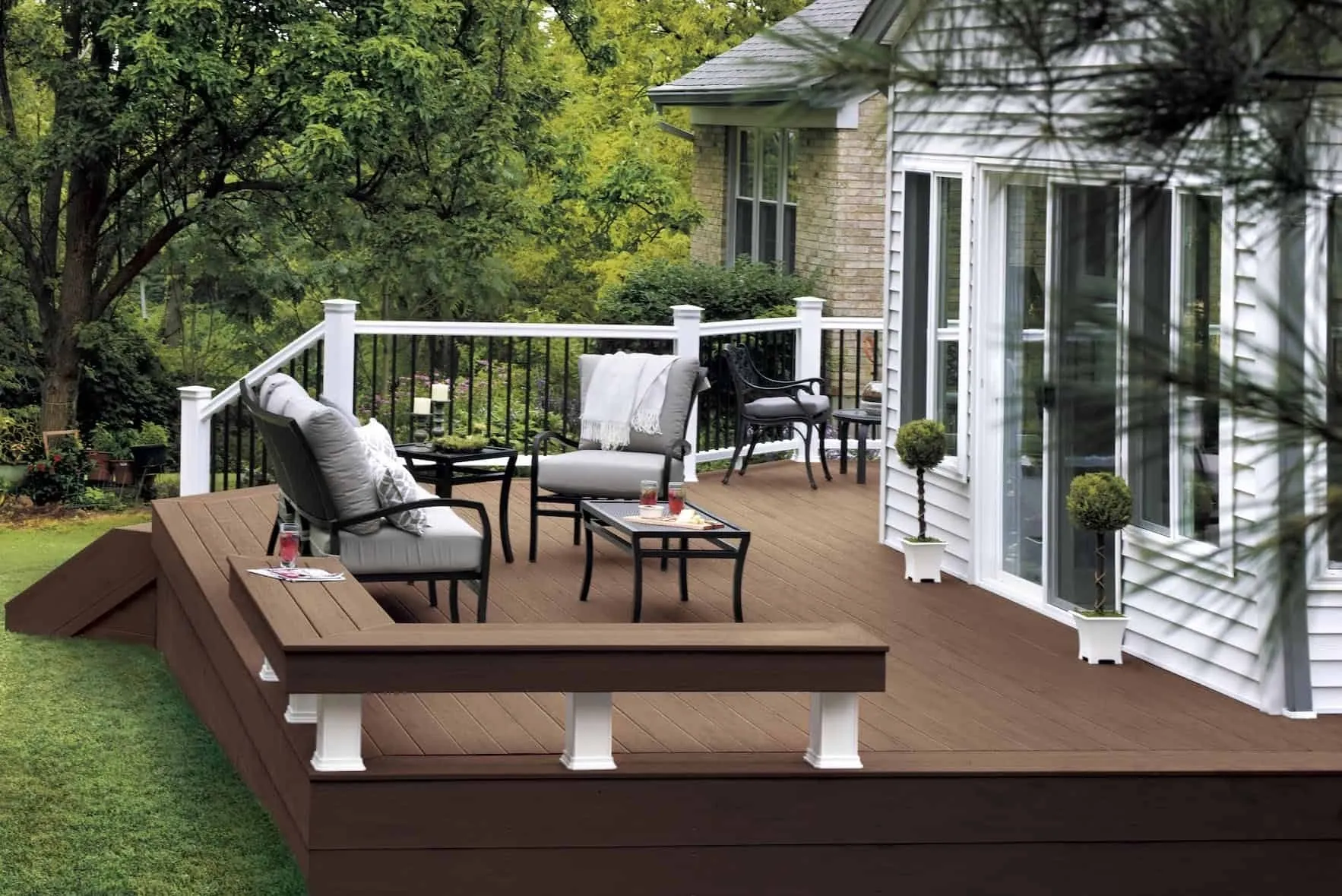 Custom deck construction by D & D Landscaping